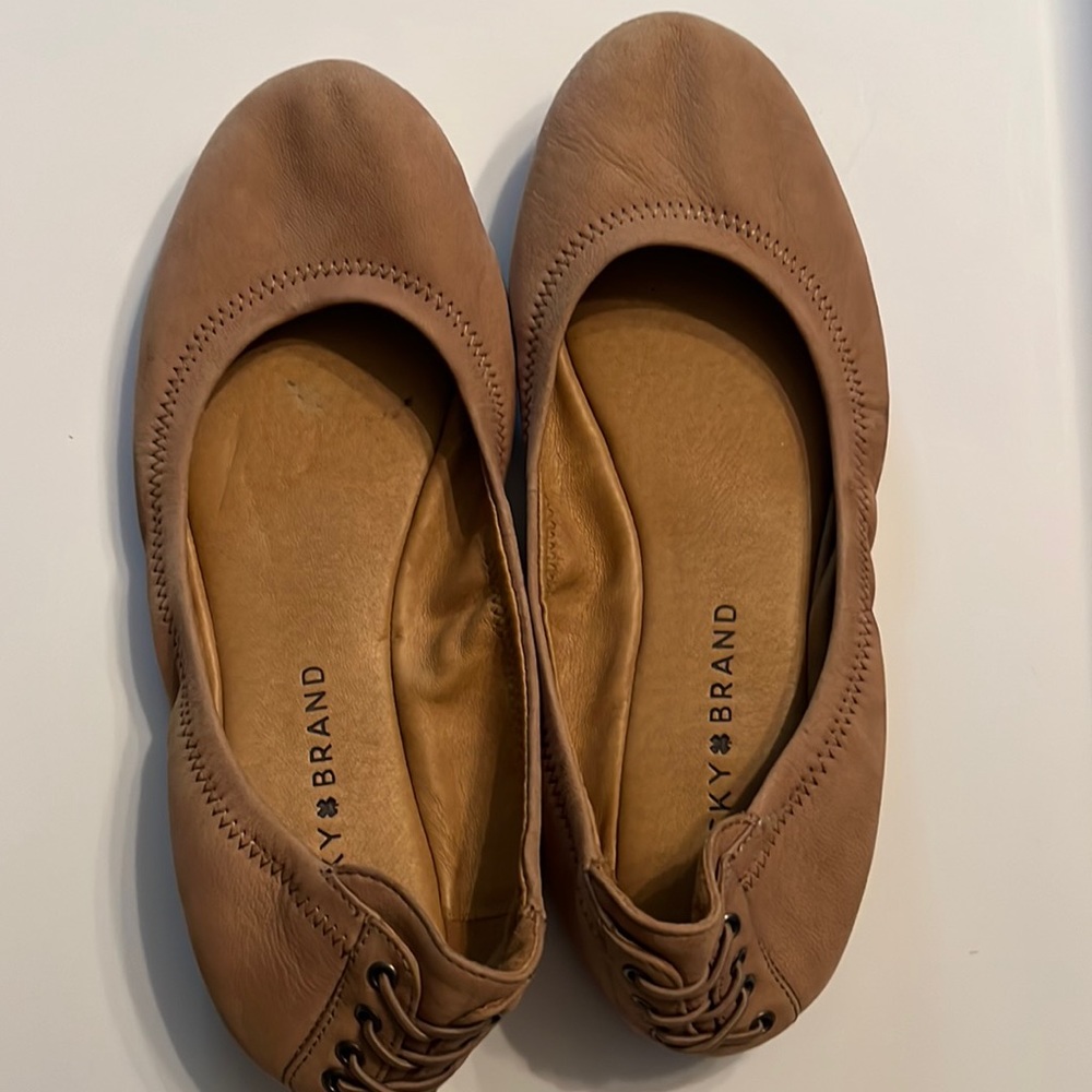 Lucky brand ballet flats with elastic back. Women’s size 7.